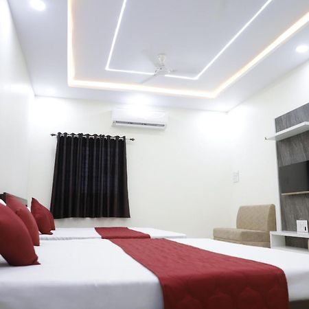 Hotel Jag Laxmi Palace Prime Location Main Road Near Mahakal Temple And Railway Station 乌贾因 外观 照片