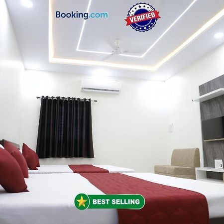 Hotel Jag Laxmi Palace Prime Location Main Road Near Mahakal Temple And Railway Station 乌贾因 外观 照片