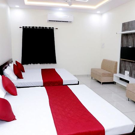 Hotel Jag Laxmi Palace Prime Location Main Road Near Mahakal Temple And Railway Station 乌贾因 外观 照片