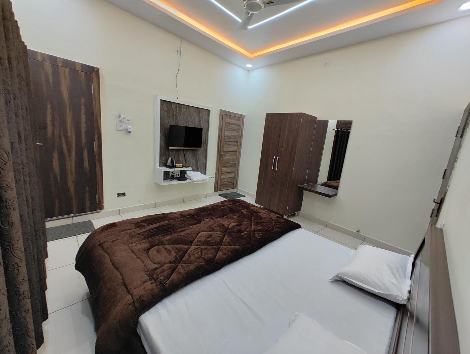 Hotel Jag Laxmi Palace Prime Location Main Road Near Mahakal Temple And Railway Station 乌贾因 外观 照片