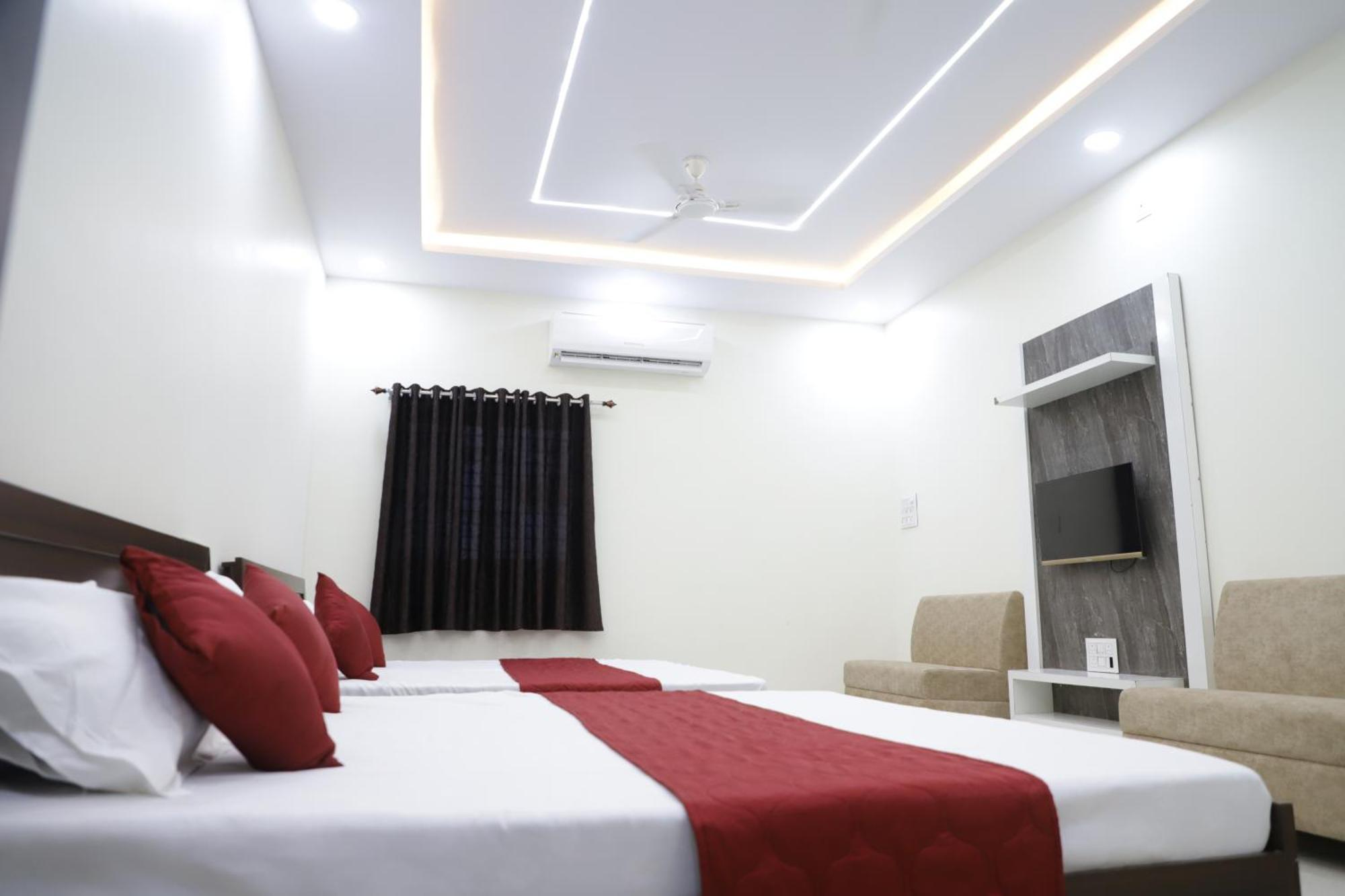 Hotel Jag Laxmi Palace Prime Location Main Road Near Mahakal Temple And Railway Station 乌贾因 外观 照片