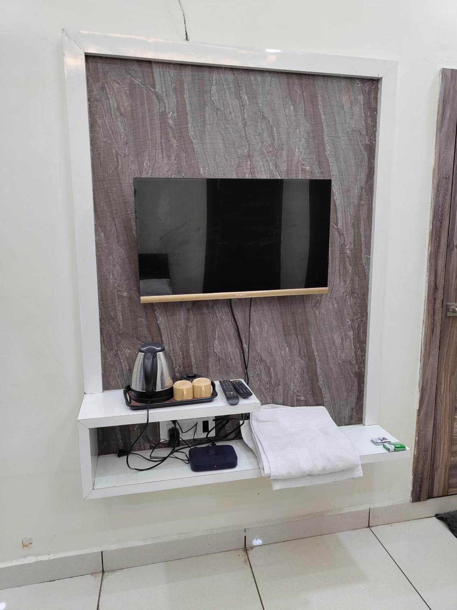 Hotel Jag Laxmi Palace Prime Location Main Road Near Mahakal Temple And Railway Station 乌贾因 外观 照片