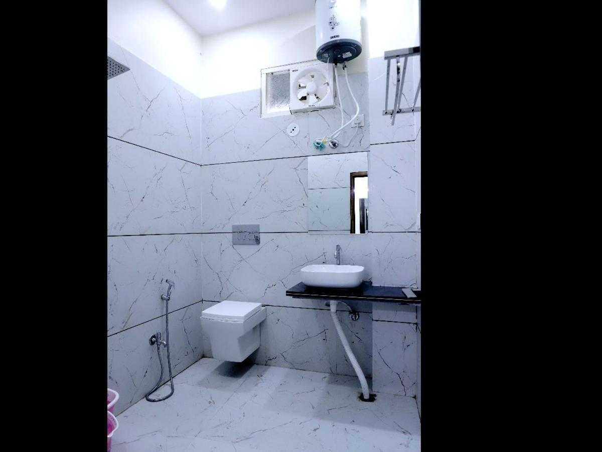 Hotel Jag Laxmi Palace Prime Location Main Road Near Mahakal Temple And Railway Station 乌贾因 外观 照片