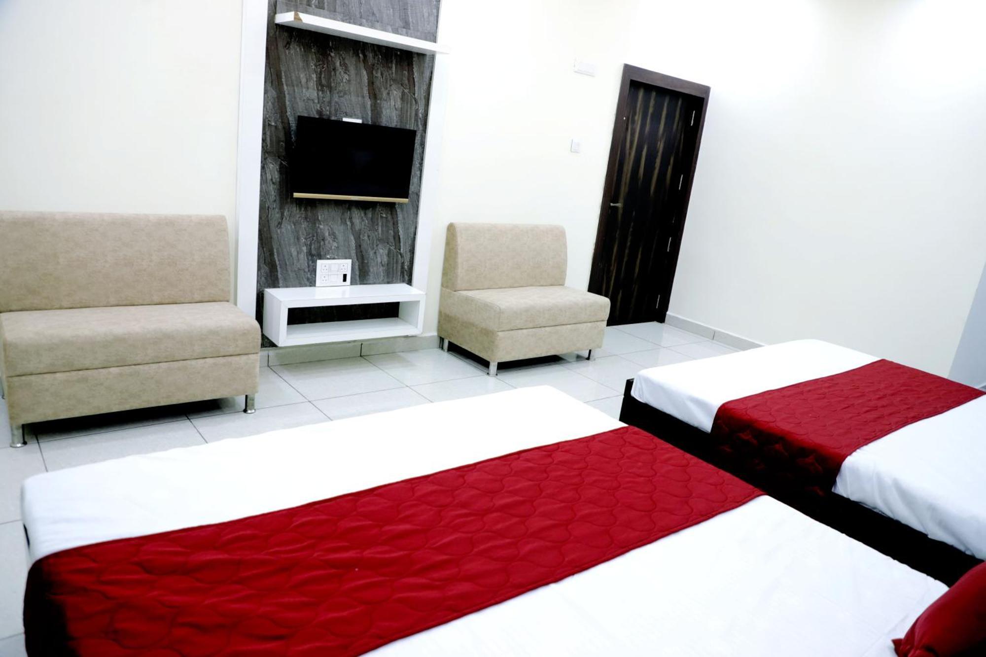 Hotel Jag Laxmi Palace Prime Location Main Road Near Mahakal Temple And Railway Station 乌贾因 外观 照片