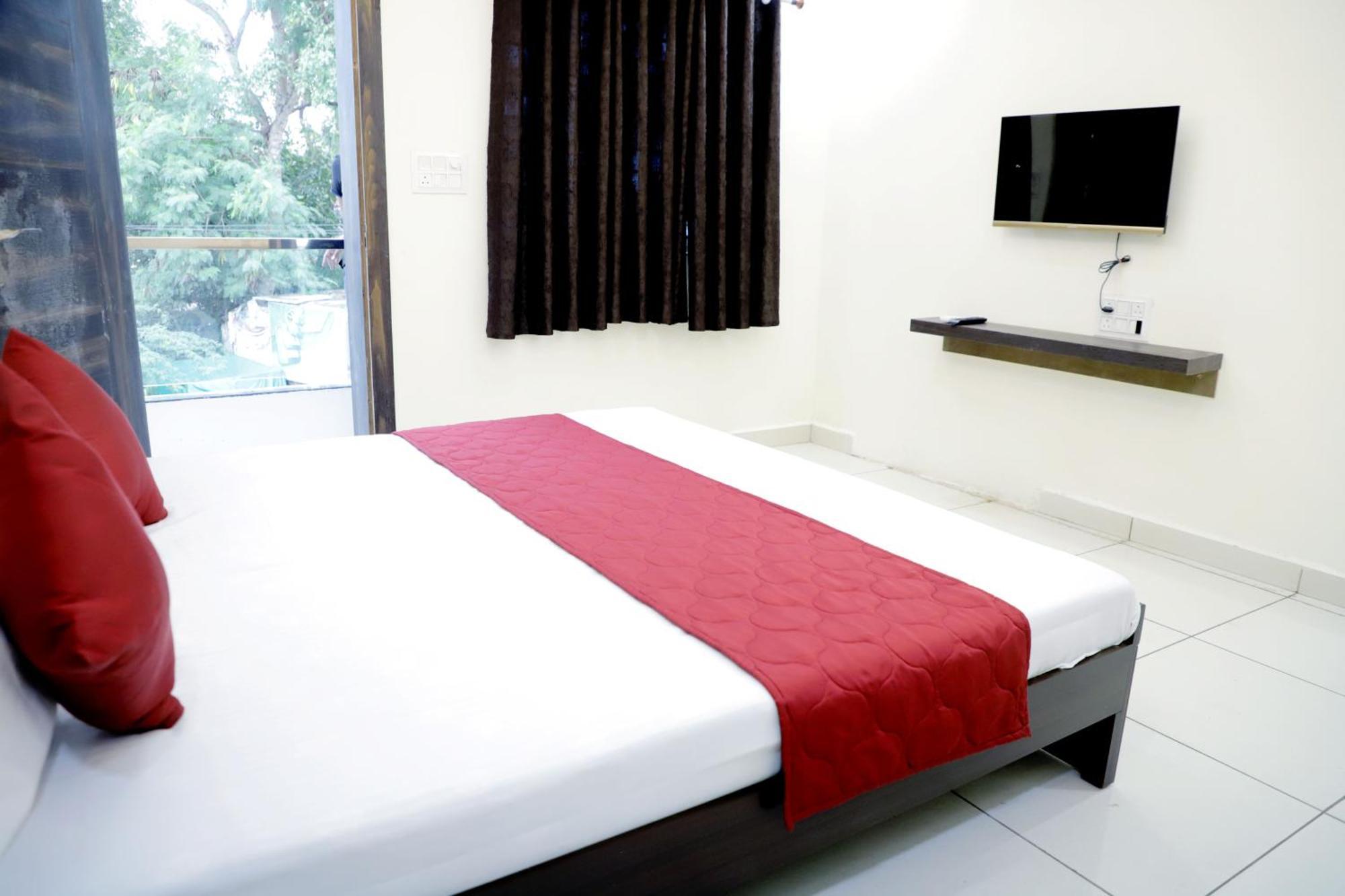 Hotel Jag Laxmi Palace Prime Location Main Road Near Mahakal Temple And Railway Station 乌贾因 外观 照片