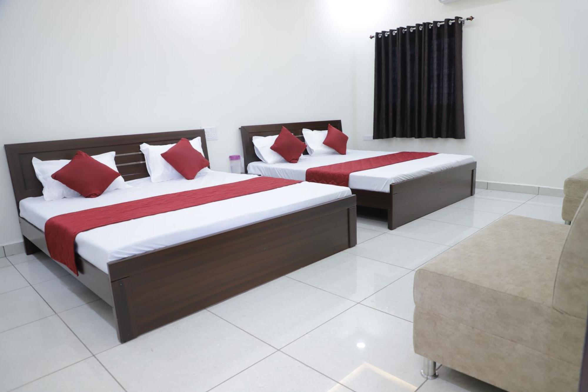 Hotel Jag Laxmi Palace Prime Location Main Road Near Mahakal Temple And Railway Station 乌贾因 外观 照片