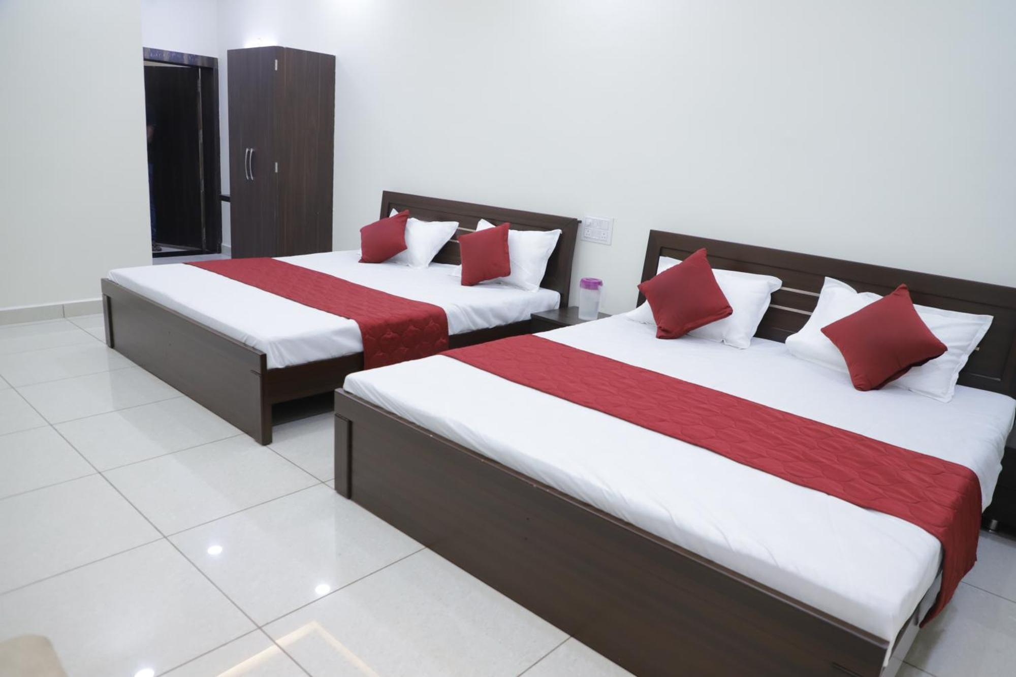 Hotel Jag Laxmi Palace Prime Location Main Road Near Mahakal Temple And Railway Station 乌贾因 外观 照片