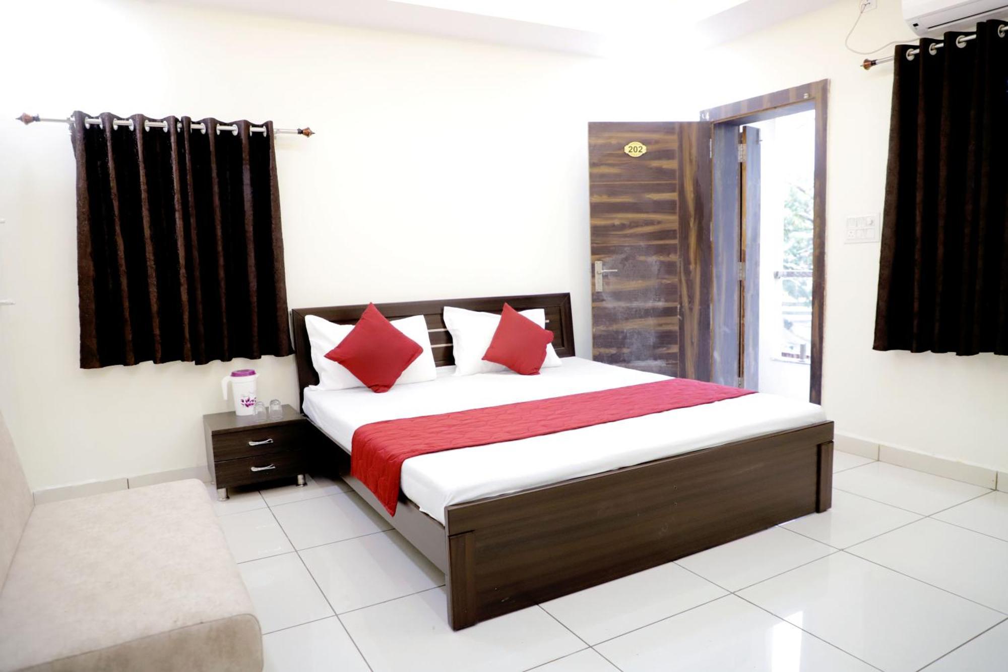 Hotel Jag Laxmi Palace Prime Location Main Road Near Mahakal Temple And Railway Station 乌贾因 外观 照片